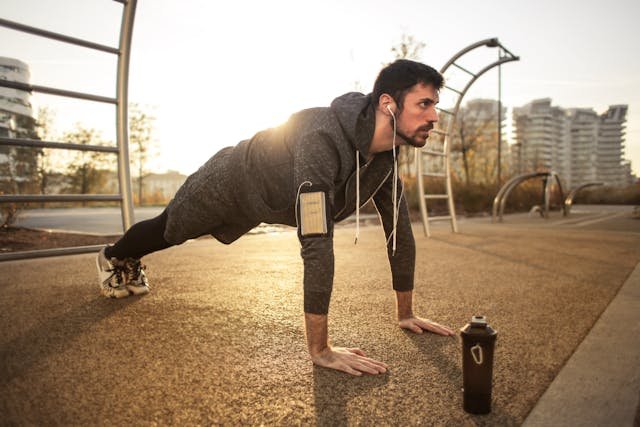 freeletics review man doing push up